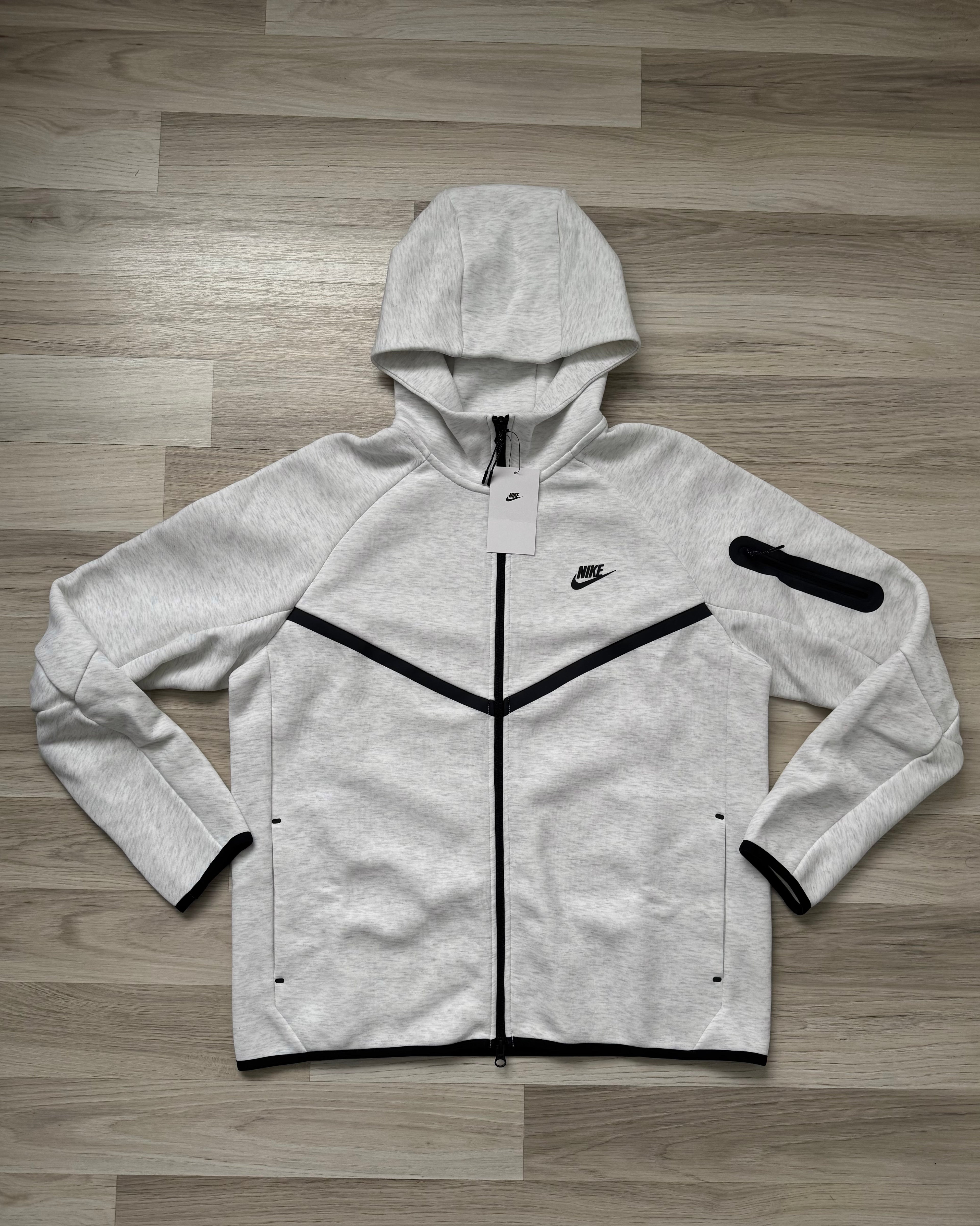 Poleron Nike Tech “White/Gray”